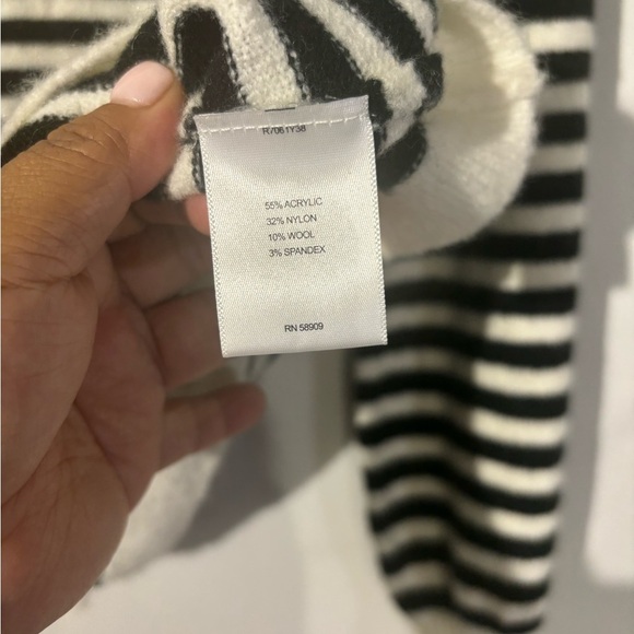 a love aV-Neck Sweater in Black and White - Picture 6 of 10